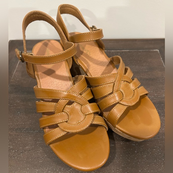 Baretraps Bindi Platform Sandals - Picture 10 of 13